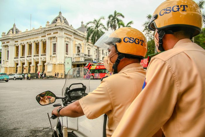 Tổ công tác làm nhiệm vụ tại khu vực Nhà hát lớn