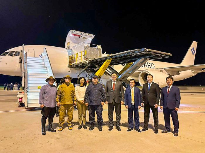 Đoàn lãnh đạo Mông Cổ ra sân bay đón các chiến mã do Việt Nam trao tặng.
