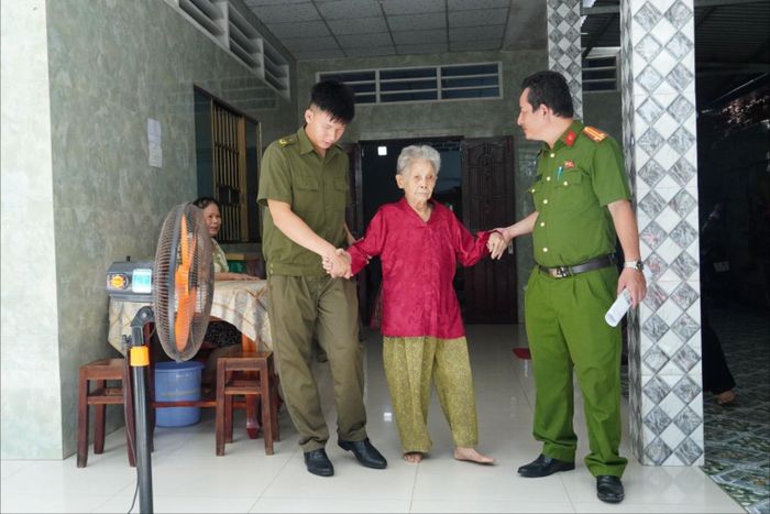 Công an xã Châu Thành hỗ trợ thân nhân liệt sĩ đến điểm thu nhận sinh phẩm ADN