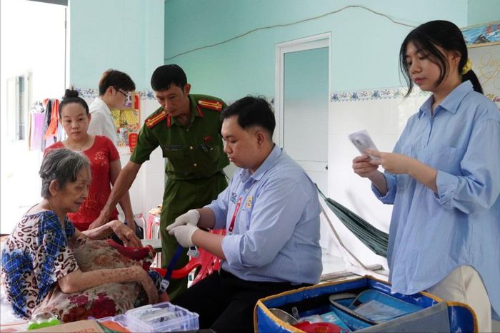 Lực lượng chức năng đến tận nhà thân nhân liệt sĩ để thu nhận sinh phẩm ADN