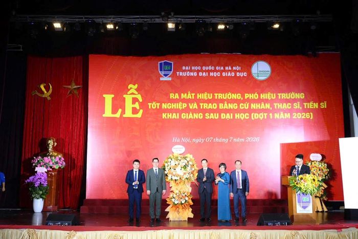 Giám đốc Đại học Quốc gia Hà Nội Bùi Thế Duy tặng hoa chúc mừng đội ngũ Ban giám hiệu Trường Đại học Giáo dục - Đại học Quốc gia Hà Nội nhiệm kỳ mới. Ảnh: VNU
