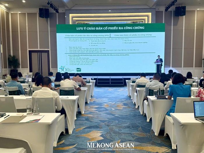 Đại diện UBCKNN giới thiệu về quy trình chào bán cổ phiếu ra công chúng tại hội nghị. Ảnh: Đinh Nhung/Mekong ASEAN