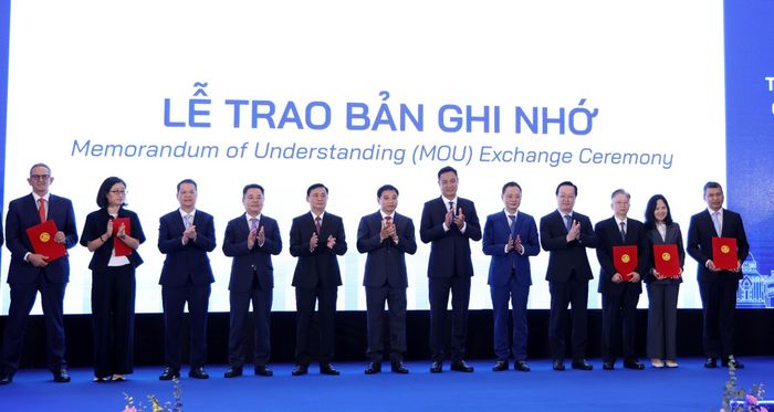  Phó Thủ tướng Nguyễn Văn Thắng và các đại biểu chứng kiến TP Đà Nẵng trao các biên bản ghi nhớ quan trọng với các đối tác trong và ngoài nước. Ảnh: VGP 