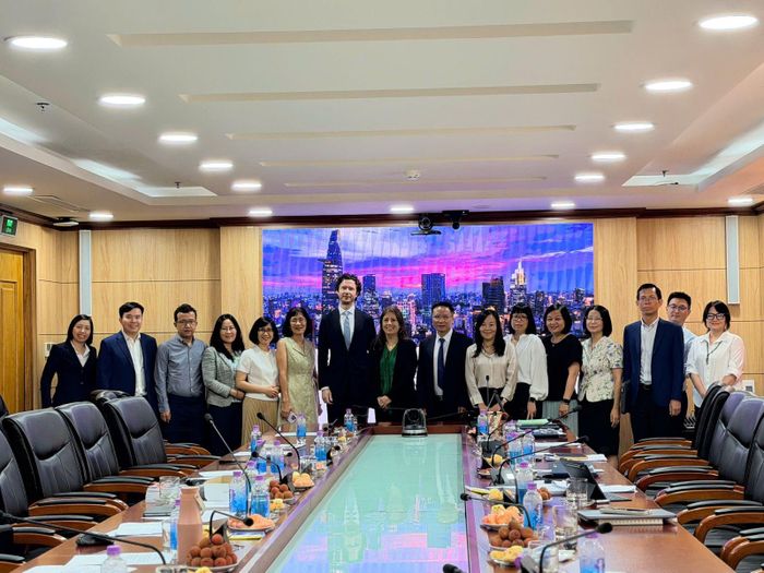 Đại diện các cơ quan quản lý và thành viên thị trường tham gia thảo luận, đóng góp ý kiến hoàn thiện dự thảo báo cáo