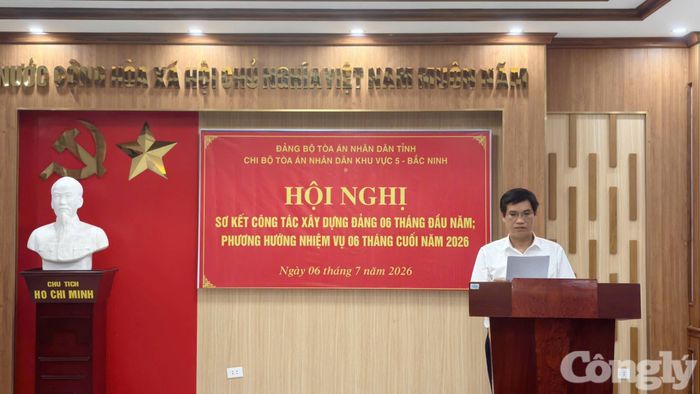 Đồng chí Dương Văn Hải, Bí thư Chi bộ, Chánh án TAND Khu vực 5- Bắc Ninh trình bày tham luận tại Hội nghị