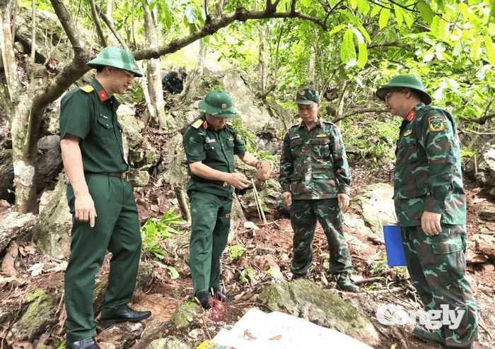 Thiếu tướng Nguyễn Ngọc Ngân, Phó Chủ nhiệm Chính trị Quân khu 2, kiểm tra công tác tìm kiếm, quy tập hài cốt liệt sĩ tại điểm cao 400, thôn Giang Nam, xã Thanh Thủy, tỉnh Tuyên Quang.