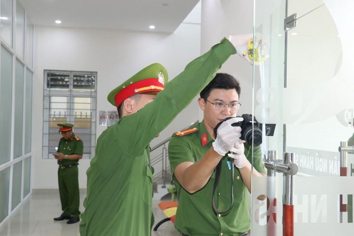 Tình huống giả định, sau khi tiếp cận hiện trường và thu thập thông tin ban đầu, công an phường nhanh chóng triển khai các biện pháp truy vết nóng đối tượng.