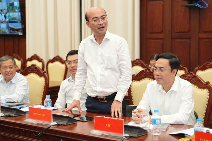 Ông Tạ Thành Long, Giám đốc NHNN chi nhánh Khu vực 12 đóng góp ý kiến tại Hội nghị