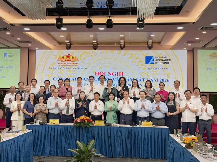  Các đại biểu chụp ảnh lưu niệm tại Hội nghị Công tác dân nguyện và giám sát năm 2026 khu vực miền Trung và Tây nguyên. 