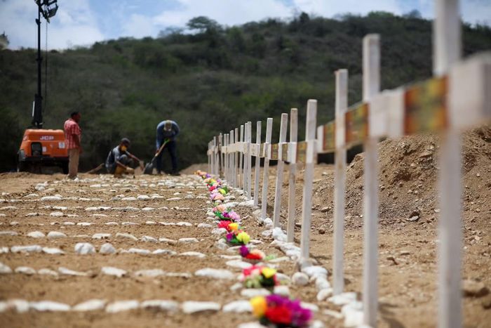 Một phần mộ tập thể dành cho các nạn nhân động đất tại Venezuela. Ảnh Reuters.