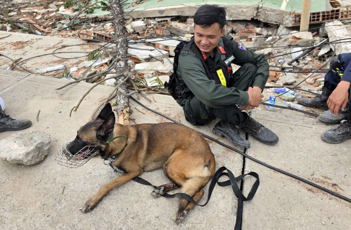 Thượng úy Nguyễn Văn Hòa và Max trong giờ nghỉ ngơi hiếm hoi tại hiện trường.
