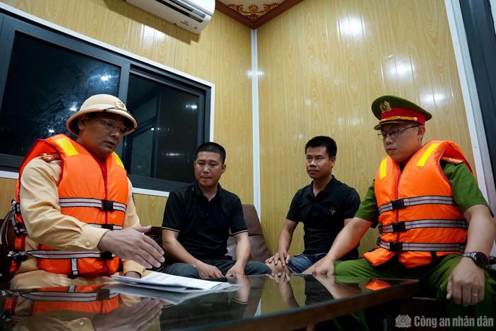 Lực lượng chức năng tuyên truyền đến đại diện chủ mỏ và kiểm tra vị trí khai thác