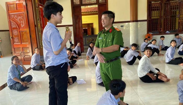 Công an xã Thăng Trường đẩy mạnh công tác tuyên truyền phòng, chống tác hại của ma túy đến các tầng lớp nhân dân, nhất là với thanh thiếu niên.