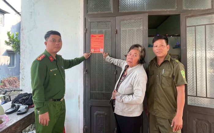 Công an xã Thăng Trường triển khai dán bản cam kết "An toàn về an ninh, trật tự" đến từng hộ gia đình, đồng thời tích hợp mã QR code cung cấp, hướng dẫn thủ tục hành chính giúp người dân dễ dàng tra cứu và sử dụng nền tảng trợ lý ảo AI một cách nhanh chóng, thuận tiện.