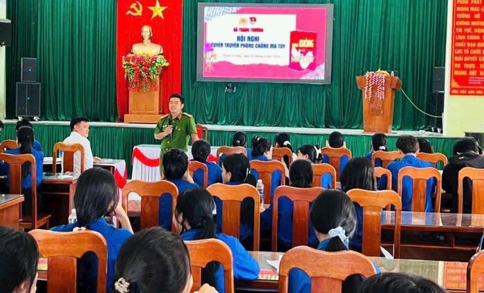Việc tuyên truyền phòng, chống ma túy được Công an xã Thăng Trường triển khai sâu rộng trong học đường.