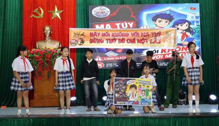 Các em học sinh tại xã Thăng Trường hào hứng tham gia Hội thi “Sáng tạo tuyên truyền PCMT trong học sinh THCS”.