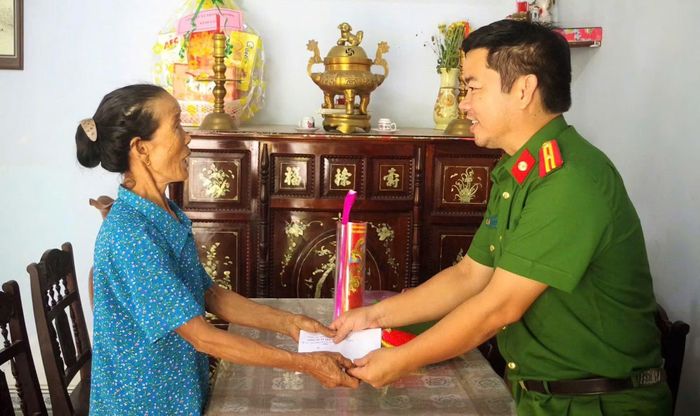 Các cán bộ Công an xã Thăng Trường thăm hỏi, tặng quà cho gia đình chính sách, trẻ em có hoàn cảnh khó khăn trên địa bàn.
