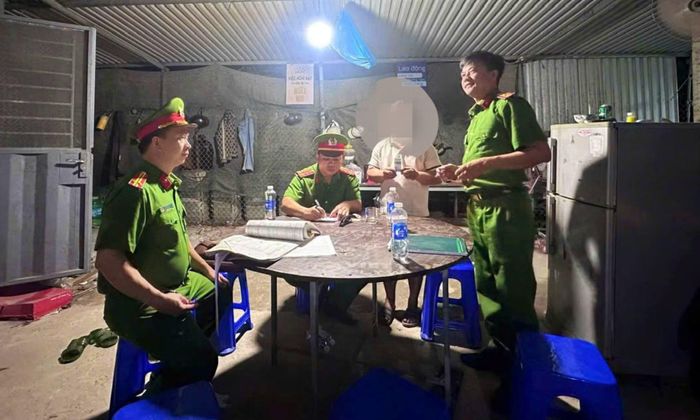 Cán bộ Công an xã Thăng Trường triển khai test nhanh ma túy cho người lao động, công nhân trên địa bàn xã.