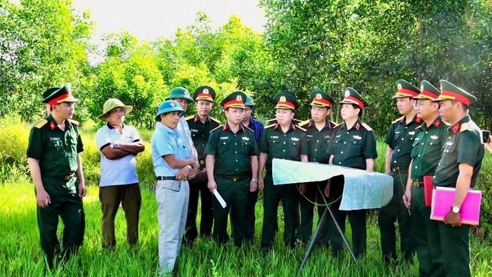 Đoàn khảo sát, tìm kiếm điểm chôn cất hài cốt liệt sĩ tại thôn Câu Nhi, xã Nam Hải Lăng.