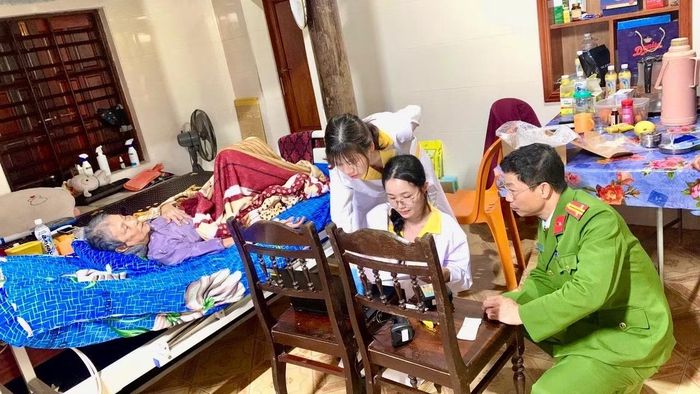 Công an xã Quảng Trạch, tỉnh Quảng Trị hỗ trợ việc lấy mẫu sinh phẩm ADN tại nhà đối với thân nhân liệt sĩ không có khả năng đi lại.