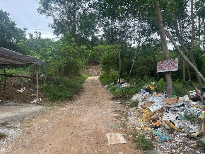 Đời sống sinh hoạt của nhiều hộ dân ở trong khu quy hoạch của dự án gặp nhiều khó khăn, môi trường nhếch nhác.