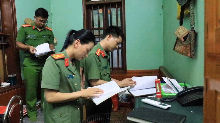 Lực lượng Công an kiểm tra, thu giữ nhiều tài liệu, sổ sách và chứng cứ tại Đền Bắc Lệ phục vụ công tác điều tra.