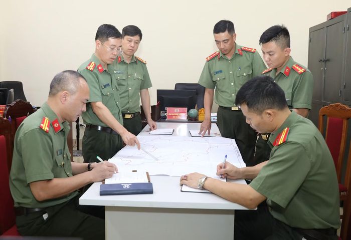 Cán bộ Phòng An ninh kinh tế trao đổi nghiệp vụ.
