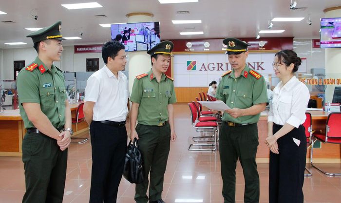Cán bộ Phòng An ninh kinh tế kiểm tra công tác bảo đảm ANTT tại Agribank Chi nhánh Sơn La.