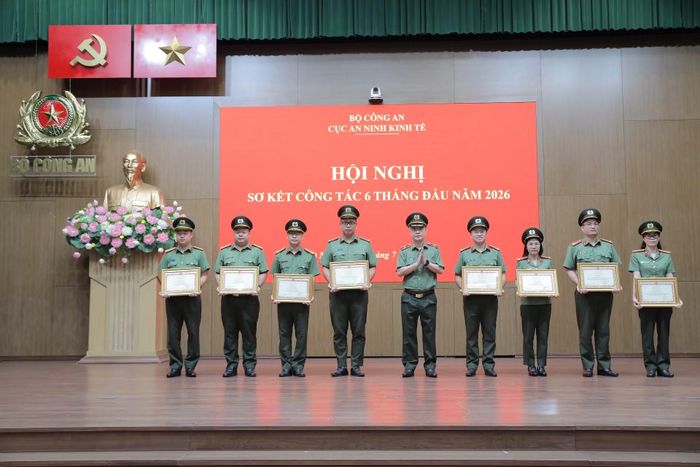 Thiếu tướng Đỗ Quang Phương, Phó Cục trưởng Cục An ninh kinh tế trao Giấy khen tặng các cá nhân.