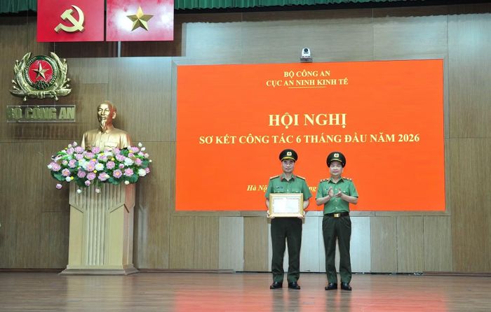 Thừa ủy quyền, Cục trưởng Cục An ninh kinh tế Nguyễn Sỹ Quang trao Bằng khen của Thủ tướng Chính phủ tặng Đại tá Nguyễn Mạnh Toàn, Phó Cục trưởng Cục An ninh kinh tế.
