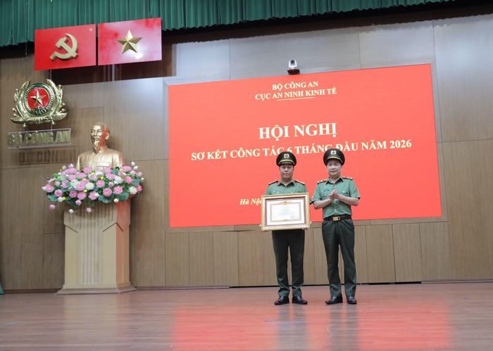 Thừa ủy quyền, Cục trưởng Cục An ninh kinh tế Nguyễn Sỹ Quang trao Bằng khen của Thủ tướng Chính phủ tặng Đại tá Phạm Mạnh Hùng, Phó Cục trưởng Cục An ninh kinh tế.