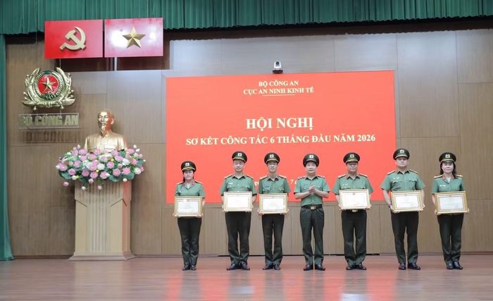 Thừa ủy quyền, , Cục trưởng Cục An ninh kinh tế Nguyễn Sỹ Quang trao Bằng khen của Bộ trưởng Bộ Công an tặng các tập thể, cá nhân.