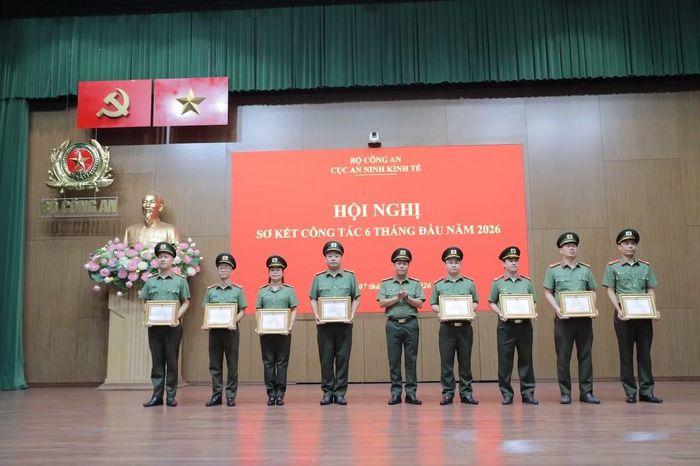 Đại tá Phạm Mạnh Hùng, Phó Cục trưởng Cục An ninh kinh tế trao Giấy khen tặng các cá nhân.