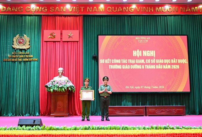 Thứ trưởng Lê Văn Tuyến trao danh hiệu Chiến sĩ thi đua toàn quốc tặng Đại tá Phùng Văn Huế, Giám thị Trại giam Đại Bình.