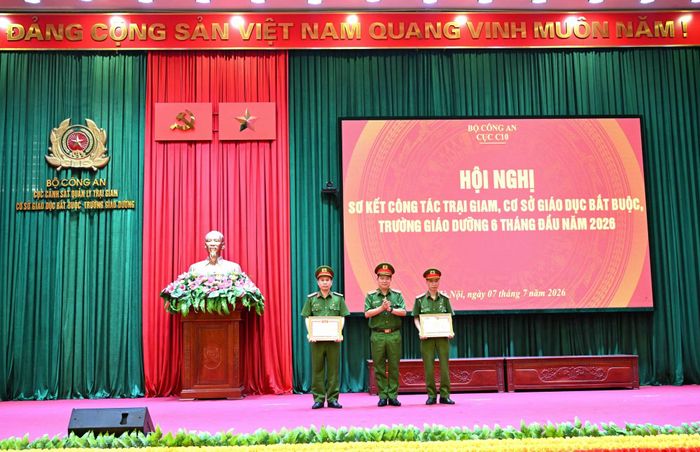 Thiếu tướng Nguyễn Thanh Trường trao thưởng cho các cá nhân có thành tích xuất sắc.