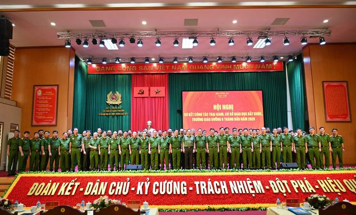 Thứ trưởng Lê Văn Tuyến và các đại biểu dự hội nghị.