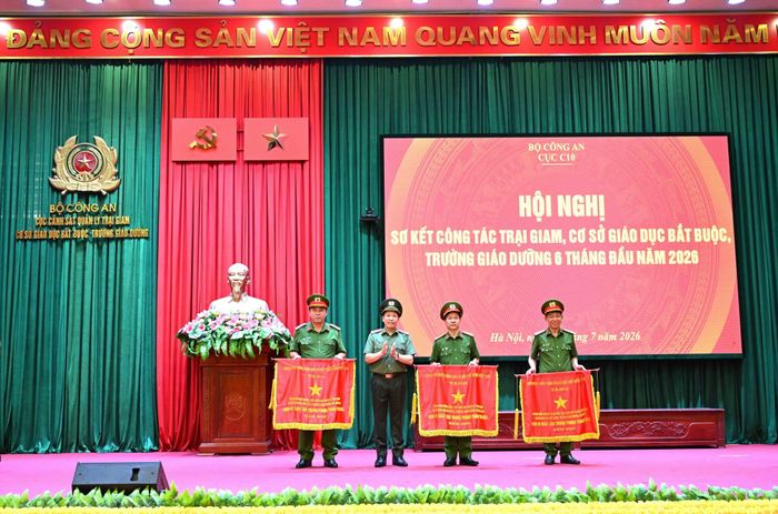 Thừa ủy quyền của Thủ tướng Chính phủ, Thứ trưởng Lê Văn Tuyến trao Cờ Thi đua tặng 3 đơn vị: Phòng Viễn thông và Cơ yếu; Trại giam Đồng Sơn; Trại giam Gia Trung