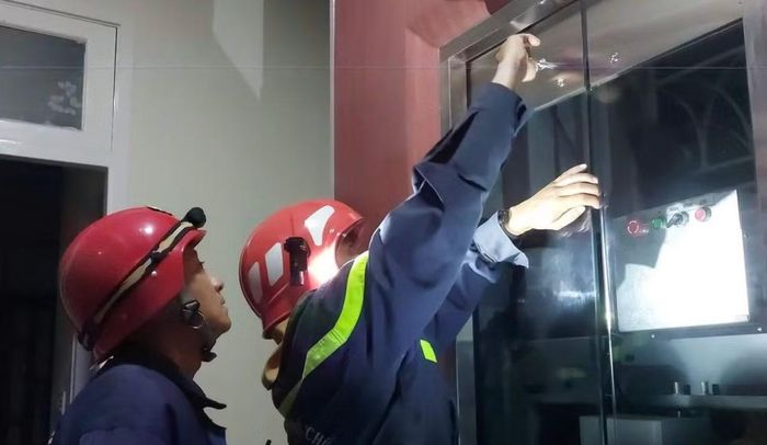 Những người mắc kẹt trong thang máy thường có tâm lý hoảng loạn nên ngoài công tác cứu hộ đảm bảo an toàn cho những người bên trong thì công tác trấn an được cán bộ chiến sĩ thực hiện liên tục trong quá trình giải cứu.