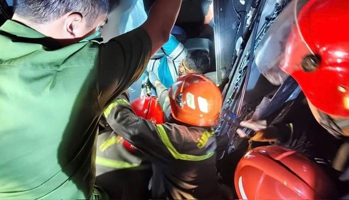 Giữa mớ sắt thép chằng chịt, hỗn độn, cán bộ chiến sĩ cứu nạn, cứu hộ tiếp cận để giải cứu nạn nhân.