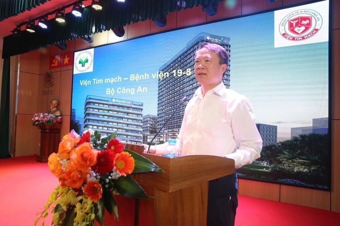 GS Phạm Mạnh Hùng, Viện trưởng Viện Tim mạch tham luận tại hội nghị.