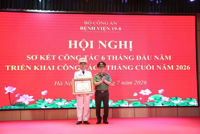 Giám đốc Bệnh viện 19-8 trao Bằng khen của Thủ tướng Chính phủ và Bộ Công an, chiến sĩ thi đua toàn lực lượng cho các tập thể và cá nhân xuất sắc.