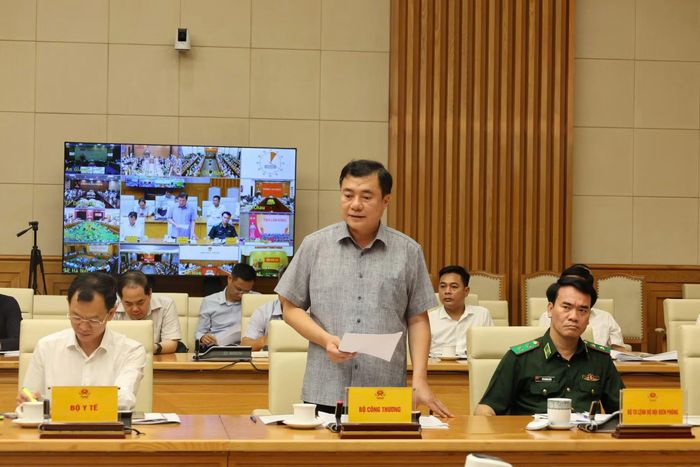 Thứ trưởng Bộ Công Thương Nguyễn Sinh Nhật Tân phát biểu tại hội