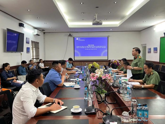 Phòng An ninh kinh tế Công an tỉnh Lâm Đồng làm việc với Trung tâm điện lực Vĩnh Tân.
