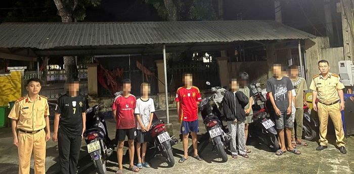 Nhóm thanh, thiếu niên vi phạm bị lực lượng Công an bắt giữ.