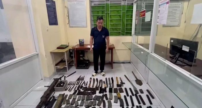 Nguyễn Thanh Hiếu cùng tang vật.