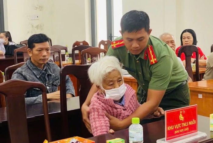 Cán bộ chiến sĩ tận tâm với công việc.