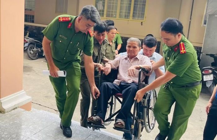 Hỗ trợ người lớn tuổi đến lấy mẫu ADN.