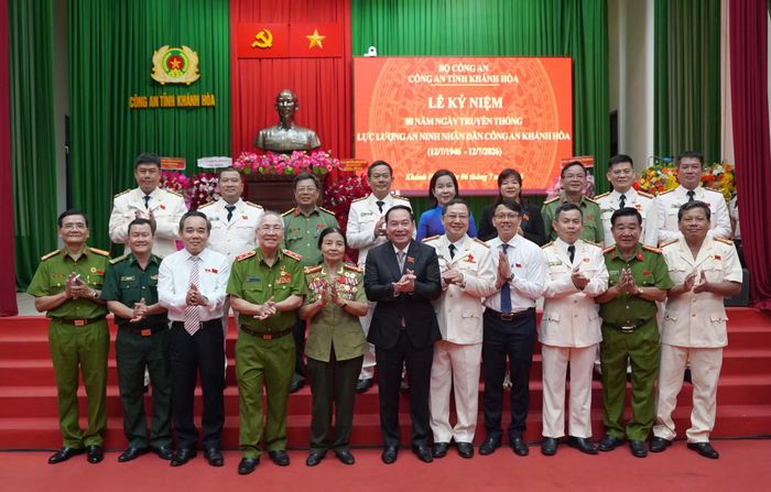 Thượng tá Lê Thị Minh Hãnh (hàng thứ nhất, đứng thứ năm từ trái sang) - Anh hùng lực lượng vũ trang và Trung tướng Cao Minh Nhạn - Anh hùng lực lượng vũ trang, chụp ảnh lưu niệm cùng lãnh đạo Tỉnh ủy, UBND, Đoàn Đại biểu Quốc hội tỉnh Khánh Hòa và đồng đội tại Lễ kỷ niệm 80 năm Ngày truyền thống lực lượng ANND (12/7/1946 - 12/7/2026) do Công an tỉnh Khánh Hòa tổ chức ngày 6/7/2026.