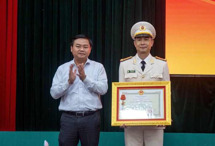 Thừa ủy quyền Chủ tịch nước, Phó Chủ tịch tỉnh Đỗ Thái Phong trao Huân chương Chiến công hạng Ba cho Đại tá Trần Bình Hưng- Phó giám đốc Công an tỉnh.