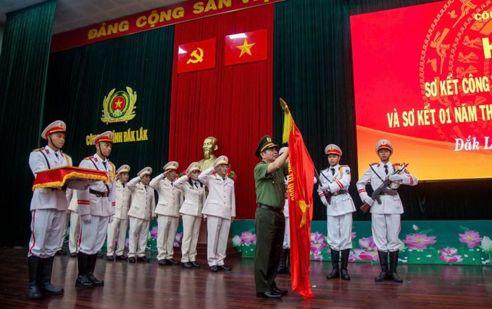 Thừa ủy quyền Chủ tịch nước, Thiếu tướng Phan Thanh Tám, Giám đốc Công an tỉnh trao Huân chương Bảo vệ Tổ quốc cho các tập thể.